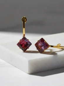 Brinco Base Reta Com Pedra Vermelho Folheado A Ouro 18k.