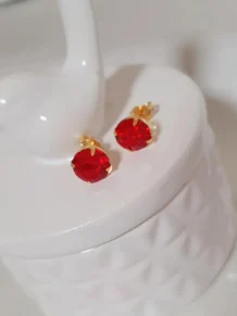 Brinco Ponto de Luz Vermelho Folheado A Ouro 18k