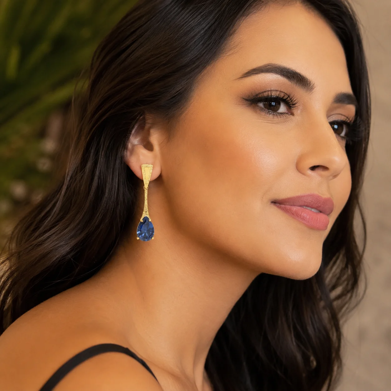 Brinco Base Detalhada Com Pedra Azul Escuro Folheado A Ouro 18k - Imagem 2