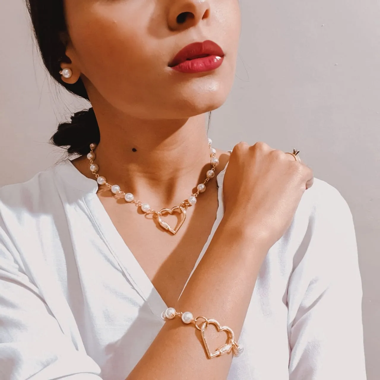 Conjunto Colar Brinco E Pulseira Coração E Perolas Folheado A Ouro 18k - Imagem 2
