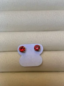Brinco Ponto de Luz vermelho Folheado a Ouro 18k