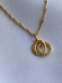 Colar com 2 Circulos Entrelaçados Cravejados Zircônia Dourado Folheado a Ouro 18k